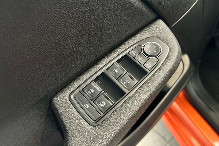 Orange Renault Clio fra 2024