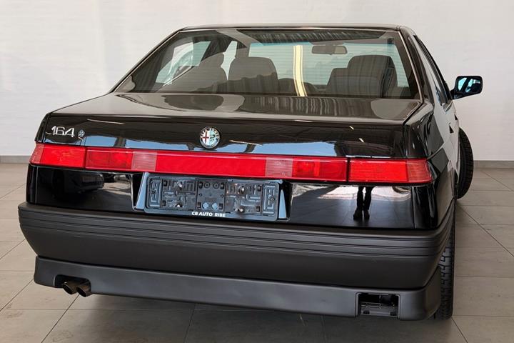 Sort Alfa Romeo 164 fra 1993
