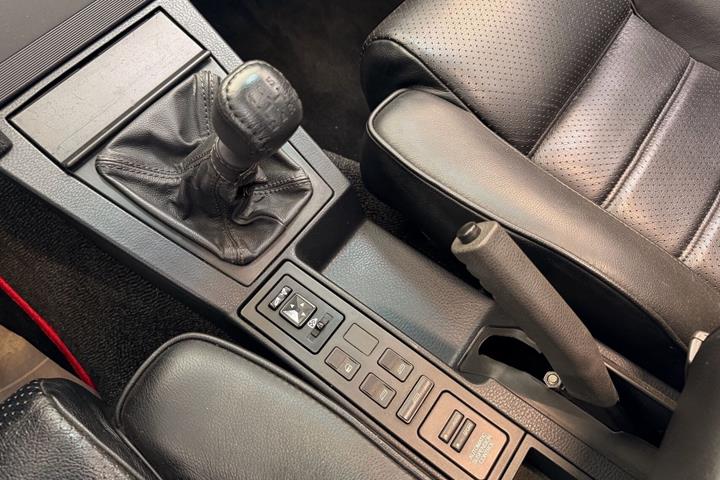 Sort Alfa Romeo 164 fra 1993