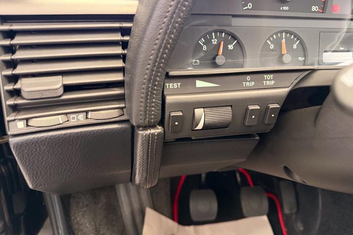 Sort Alfa Romeo 164 fra 1993