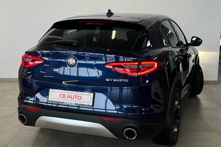 Blå Alfa Romeo Stelvio fra 2020