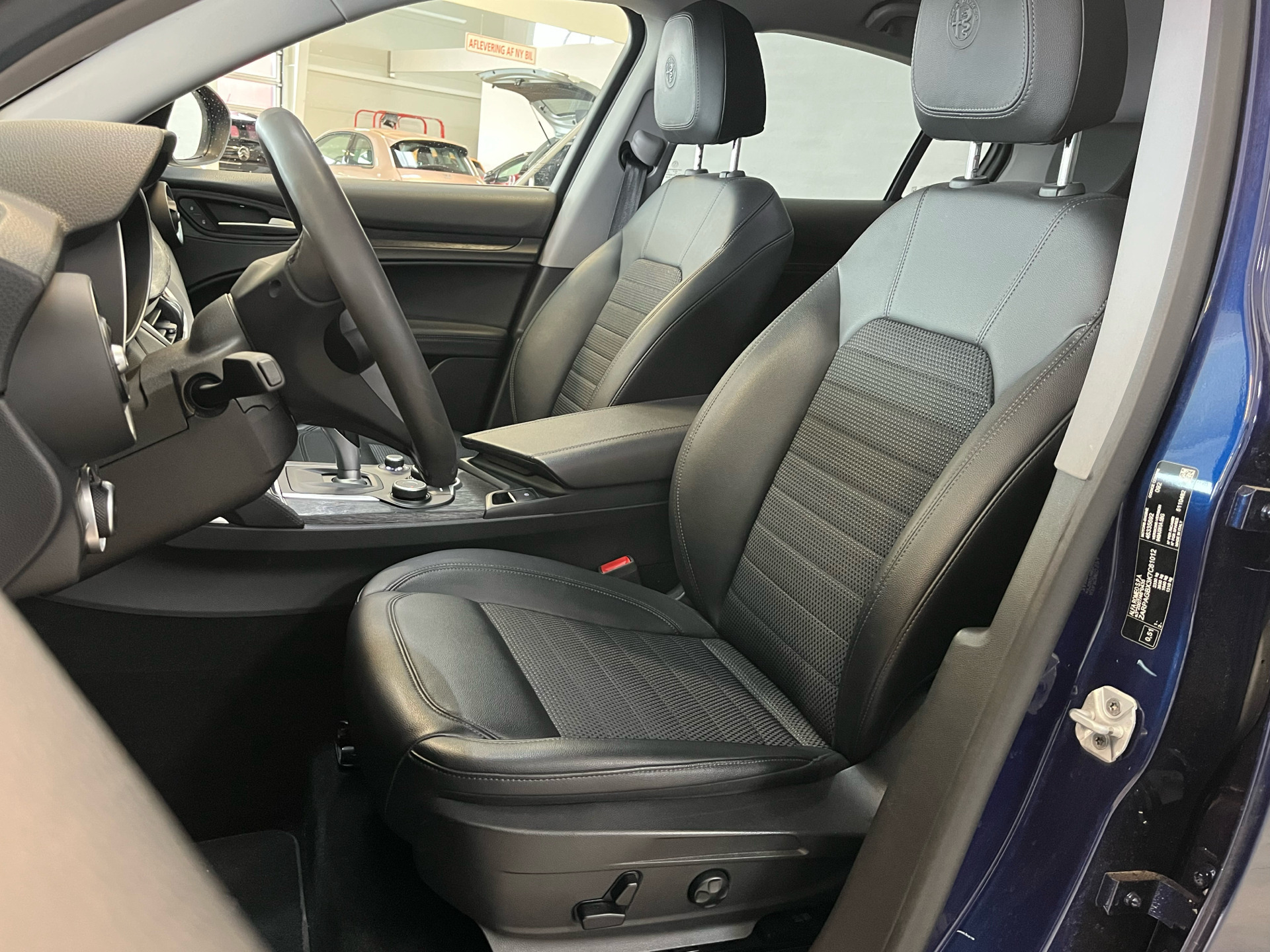 Blå Alfa Romeo Stelvio fra 2020