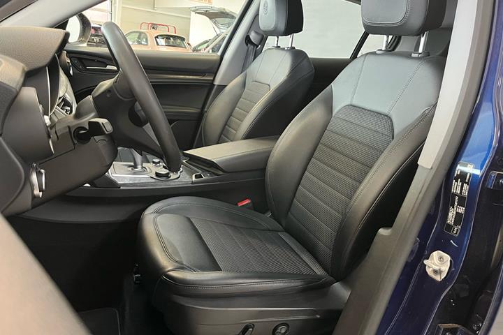 Blå Alfa Romeo Stelvio fra 2020