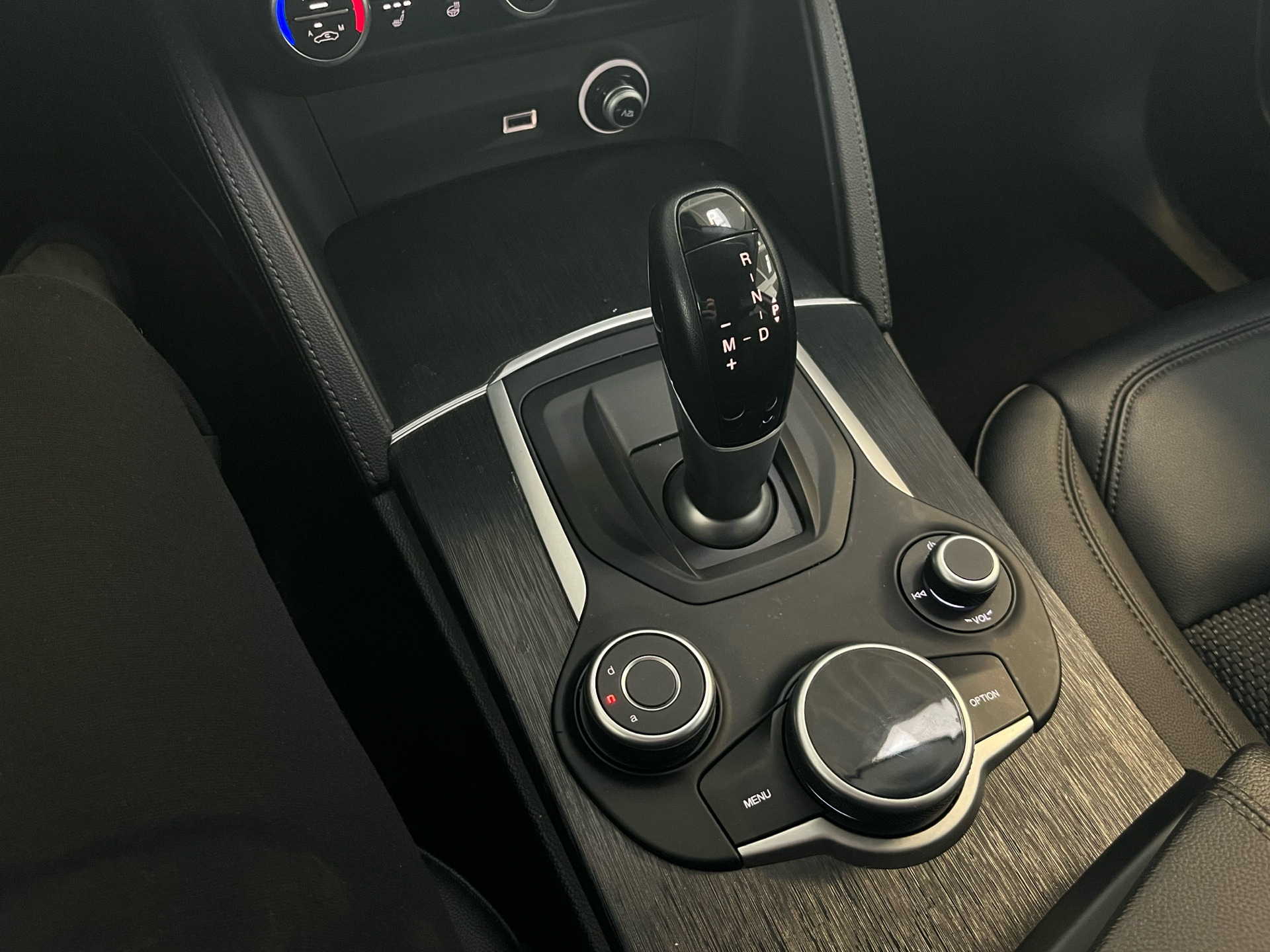 Blå Alfa Romeo Stelvio fra 2020