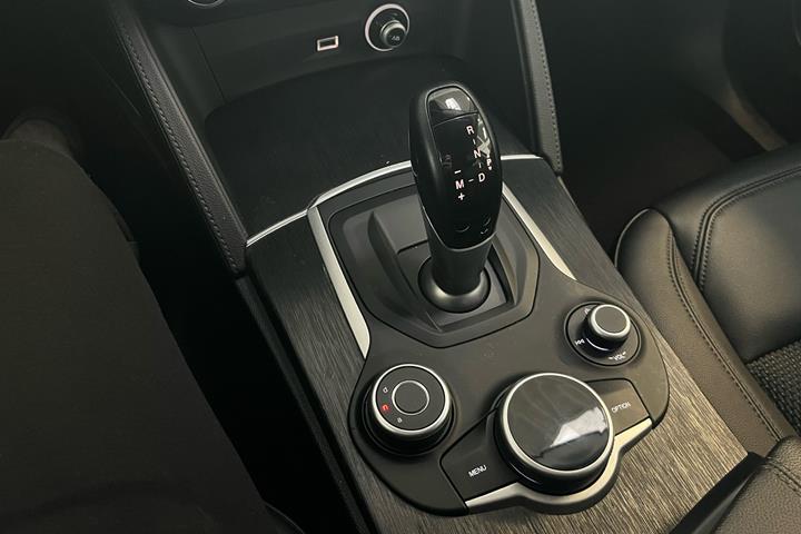 Blå Alfa Romeo Stelvio fra 2020