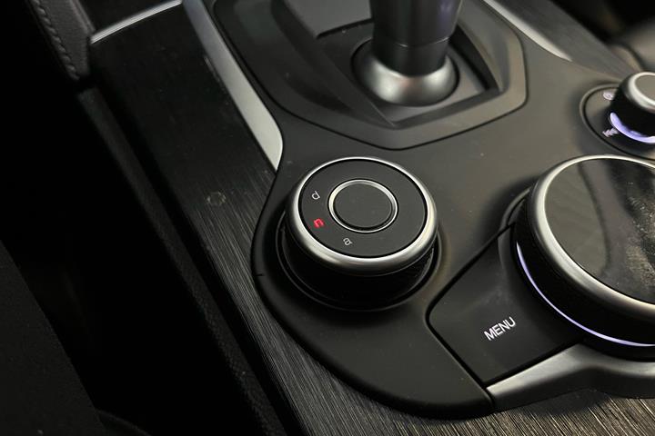 Blå Alfa Romeo Stelvio fra 2020