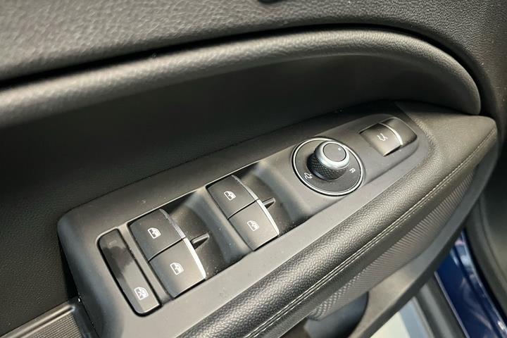 Blå Alfa Romeo Stelvio fra 2020