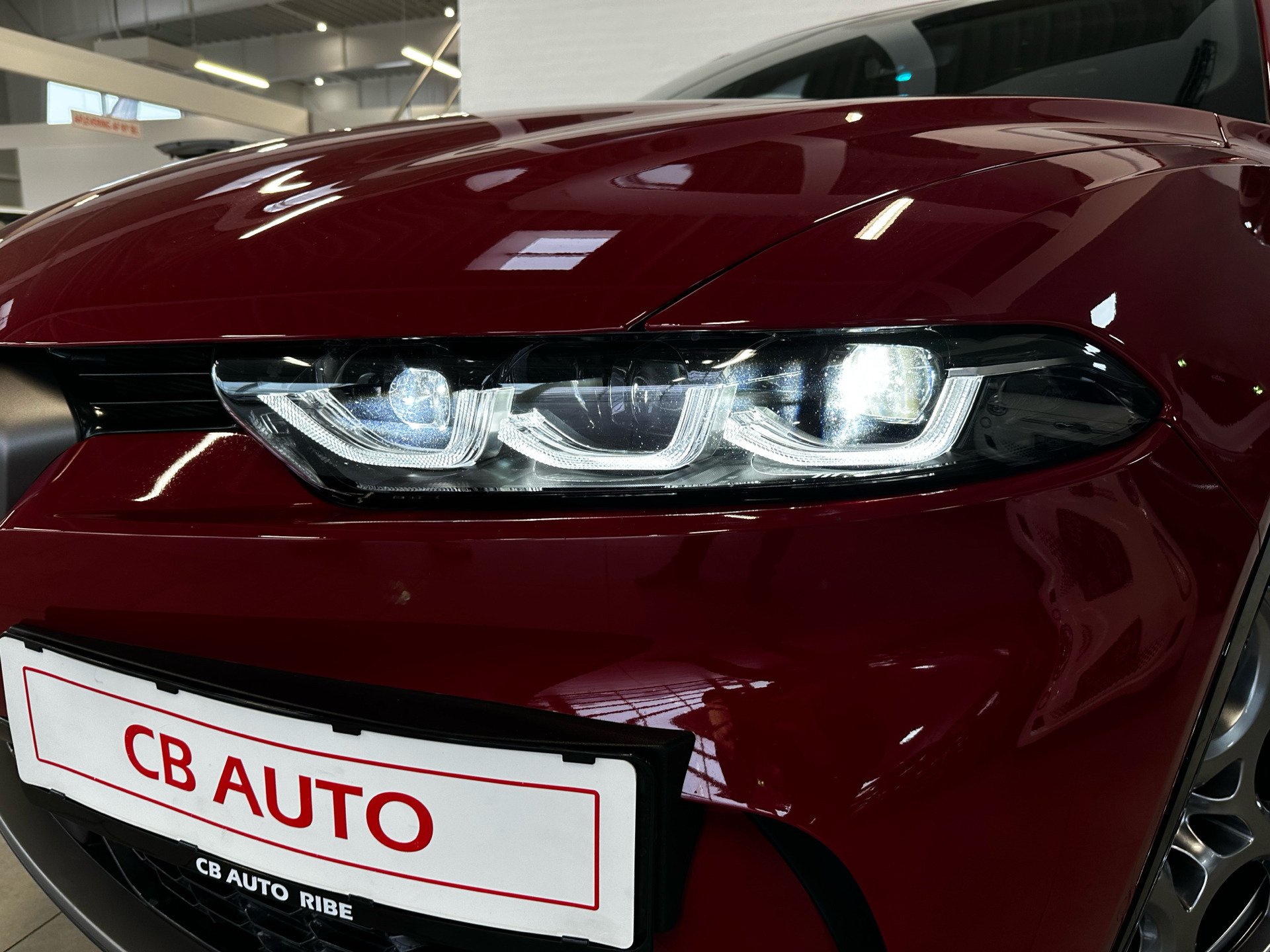 Rød Alfa Romeo Tonale fra 2023