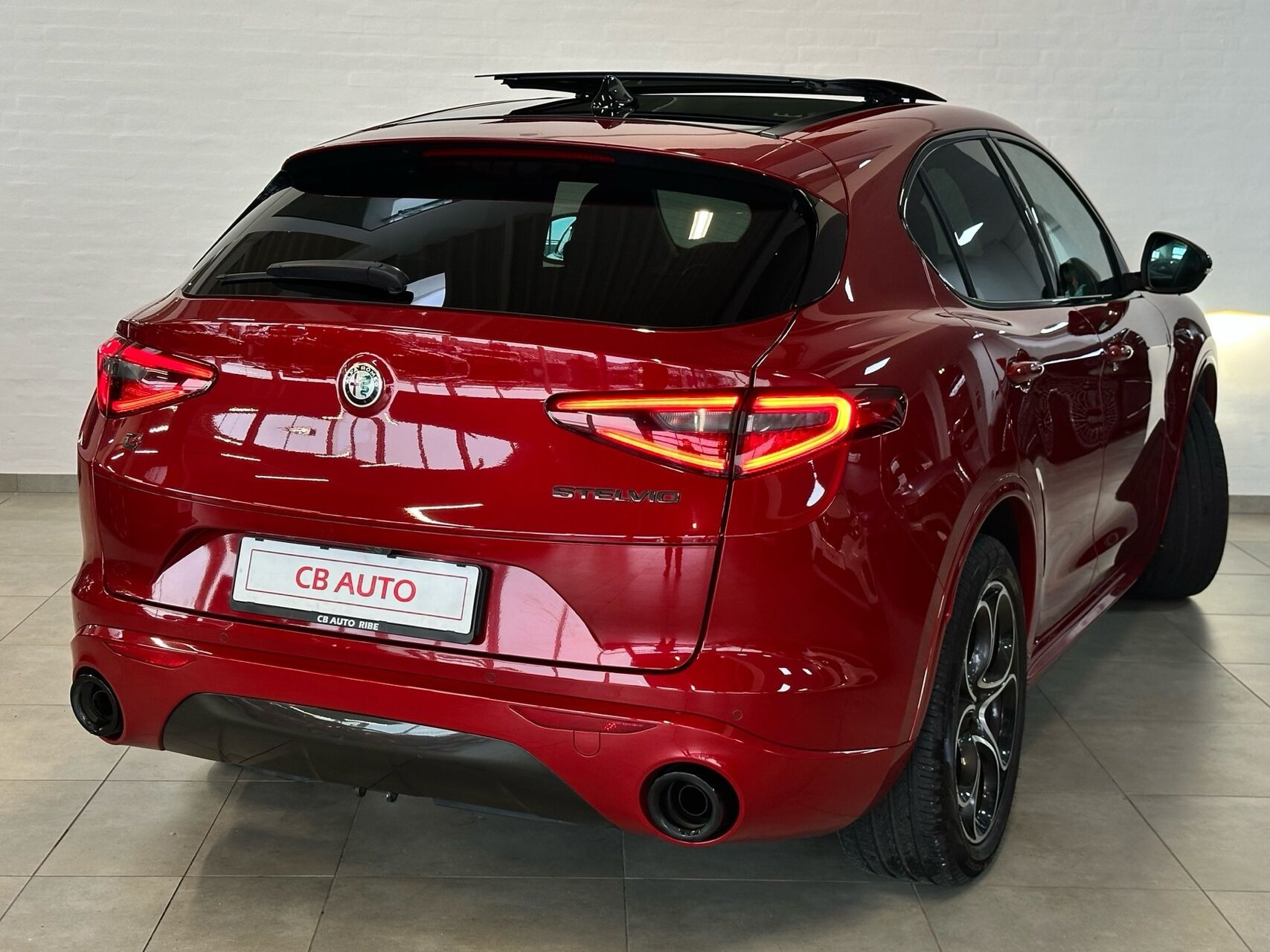 Rød Alfa Romeo Stelvio fra 2021