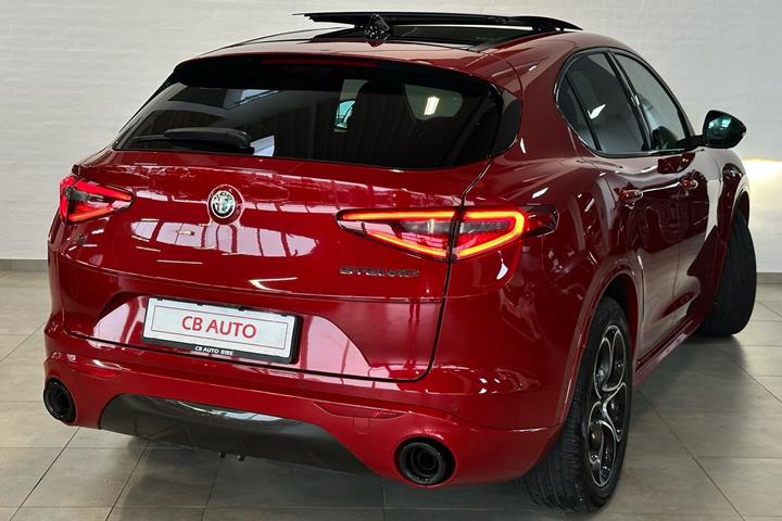 Rød Alfa Romeo Stelvio fra 2021
