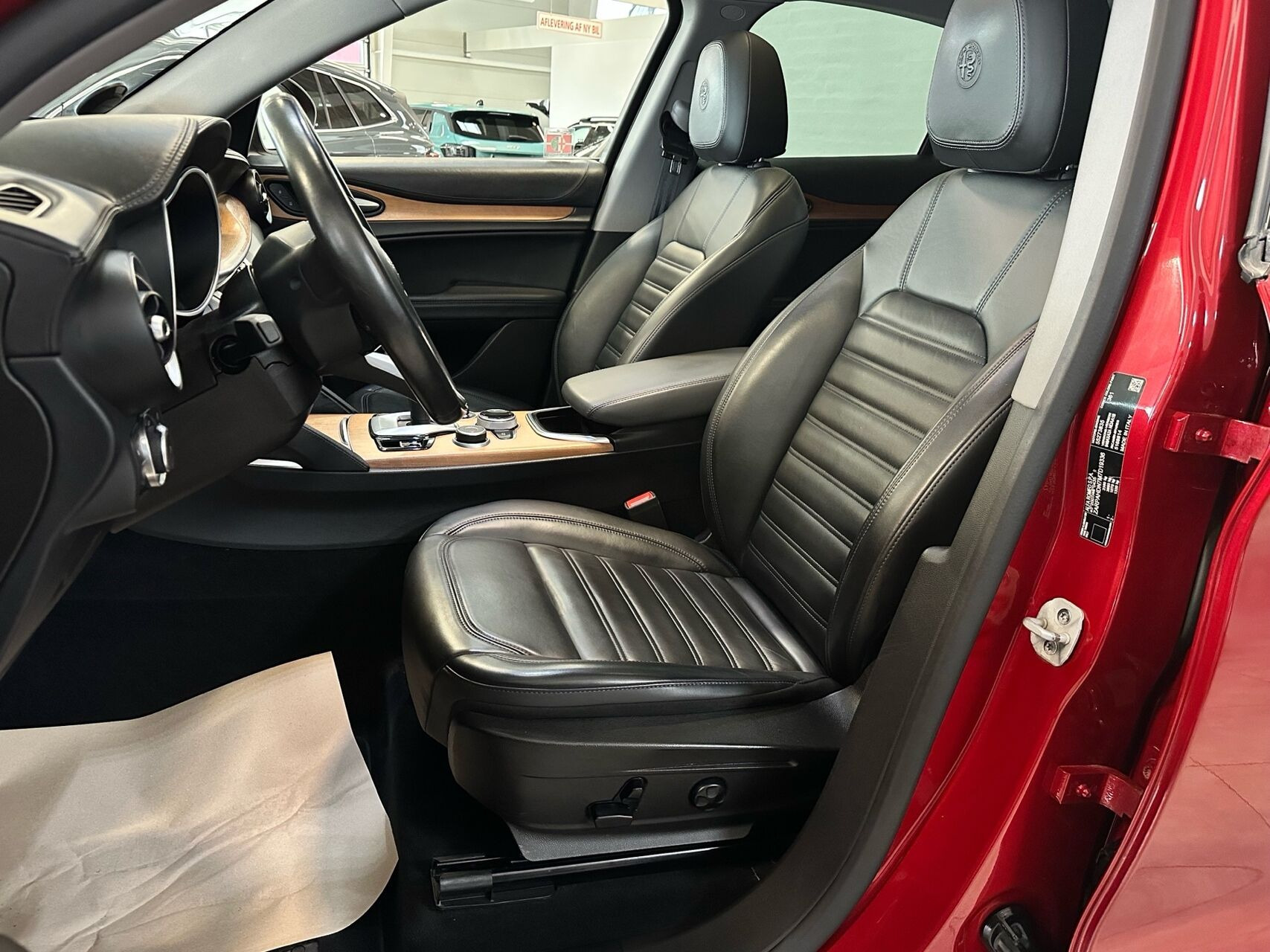 Rød Alfa Romeo Stelvio fra 2021