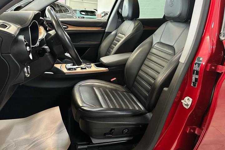 Rød Alfa Romeo Stelvio fra 2021