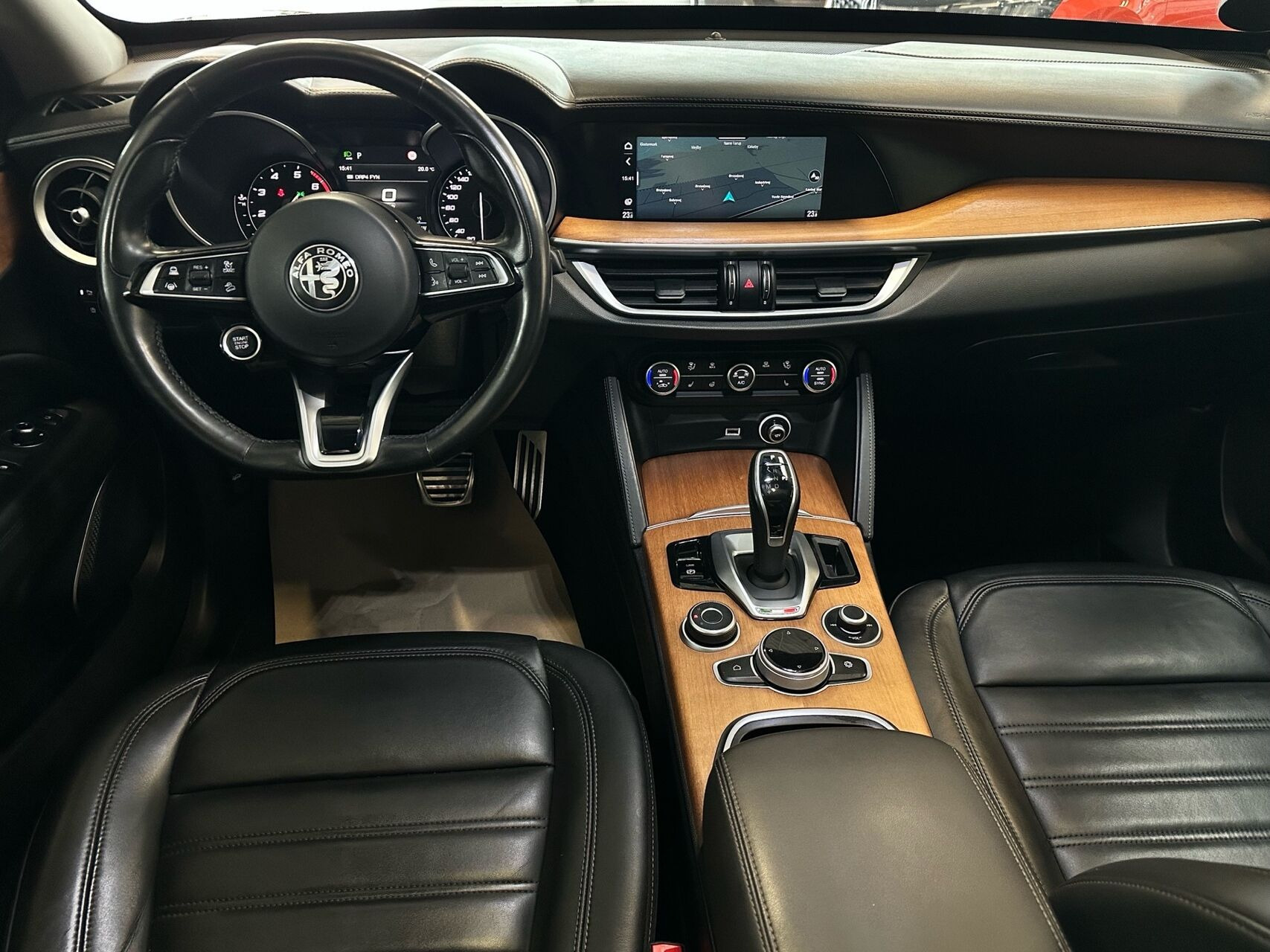 Rød Alfa Romeo Stelvio fra 2021