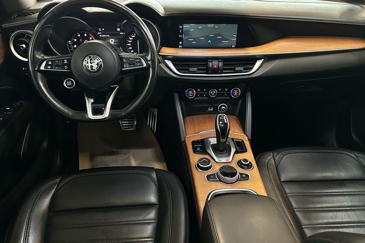 Rød Alfa Romeo Stelvio fra 2021