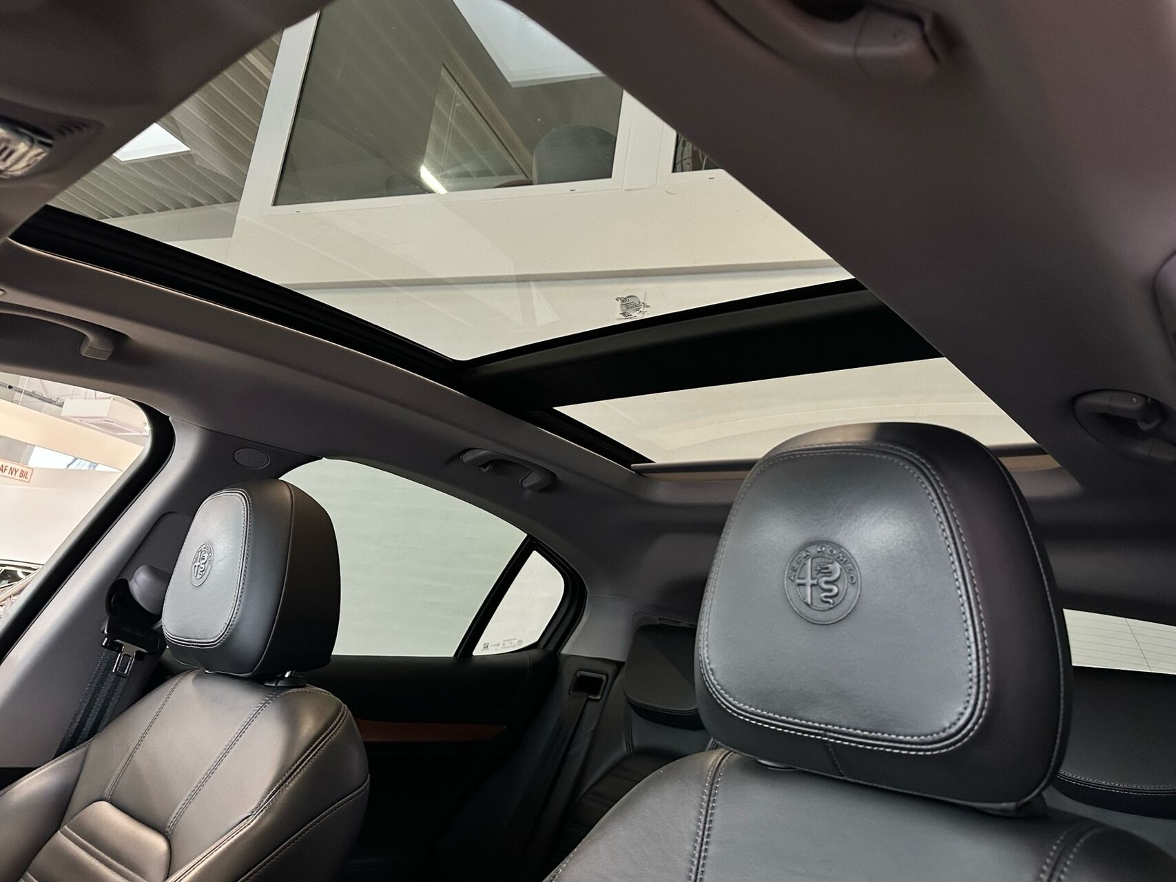 Rød Alfa Romeo Stelvio fra 2021