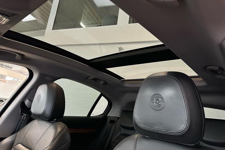 Rød Alfa Romeo Stelvio fra 2021