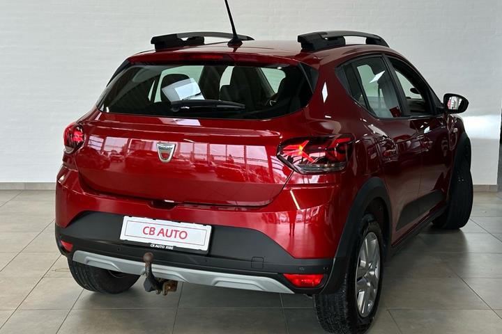 Rød Dacia Sandero fra 2022