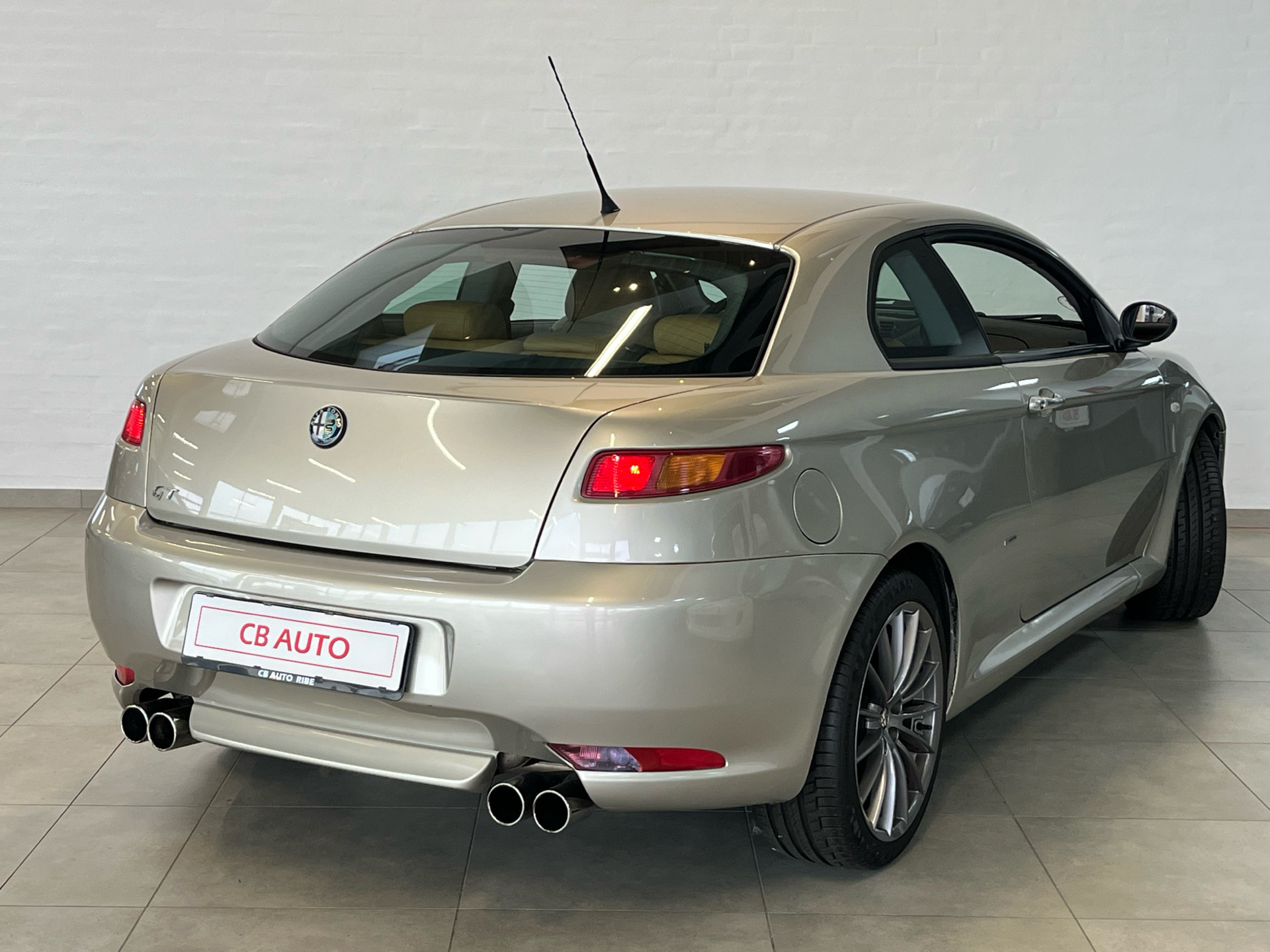Grå Alfa Romeo GT fra 2005