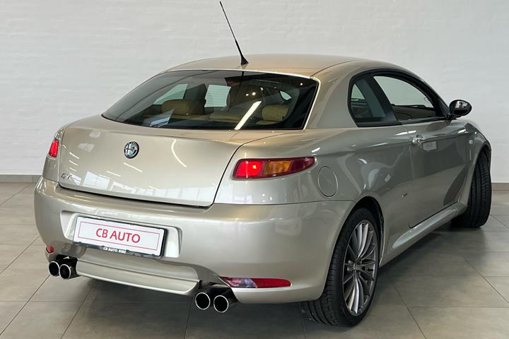 Grå Alfa Romeo GT fra 2005