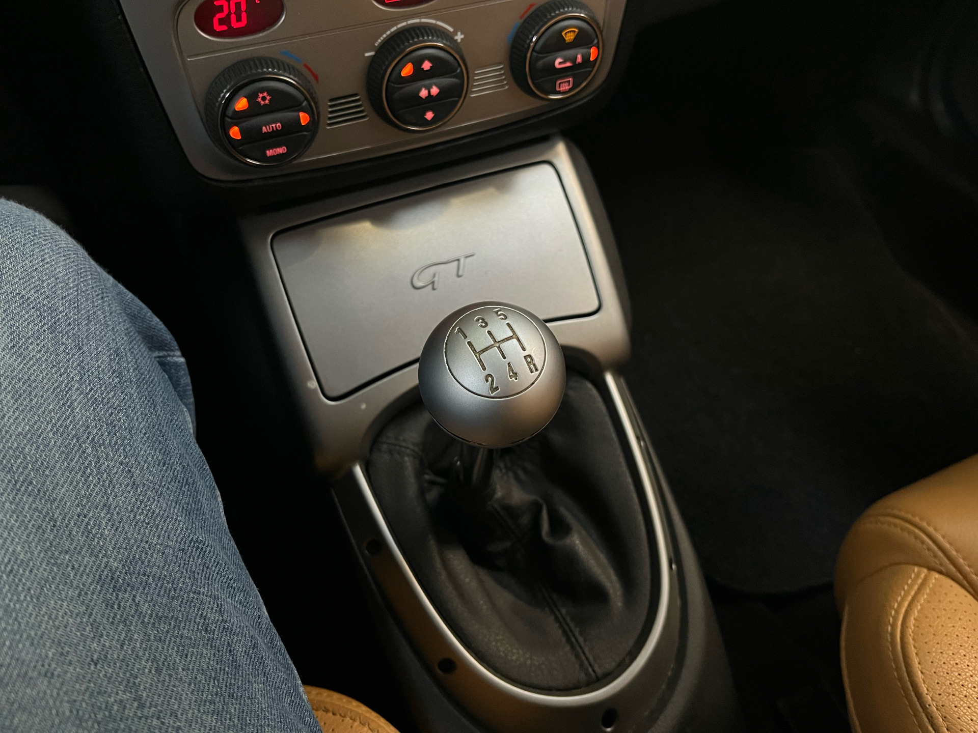 Grå Alfa Romeo GT fra 2005