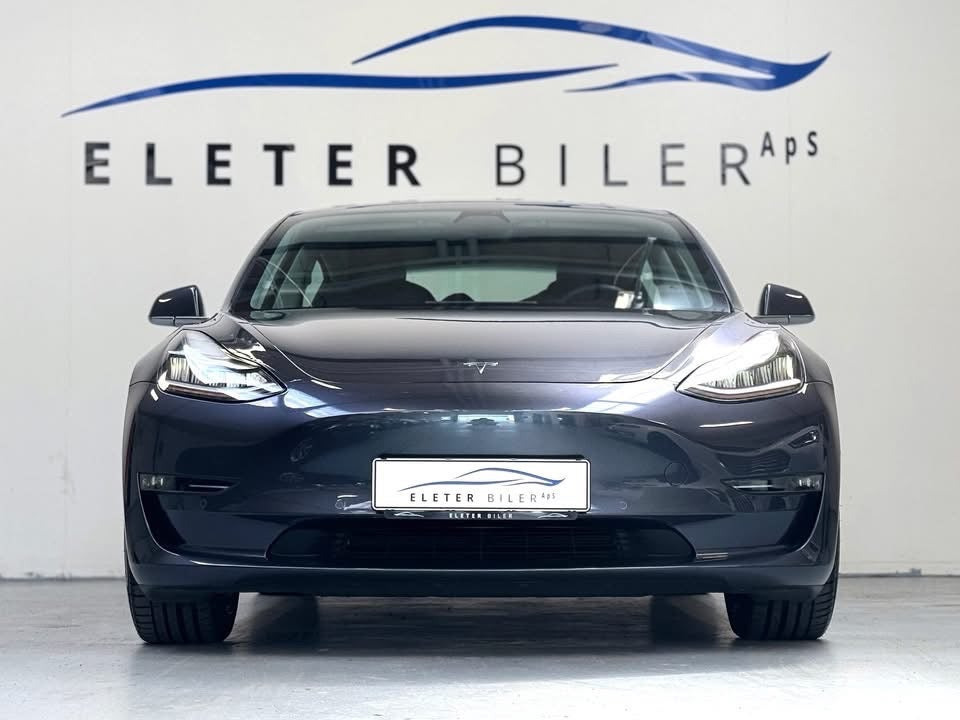 Sort Tesla Model 3 fra 2020