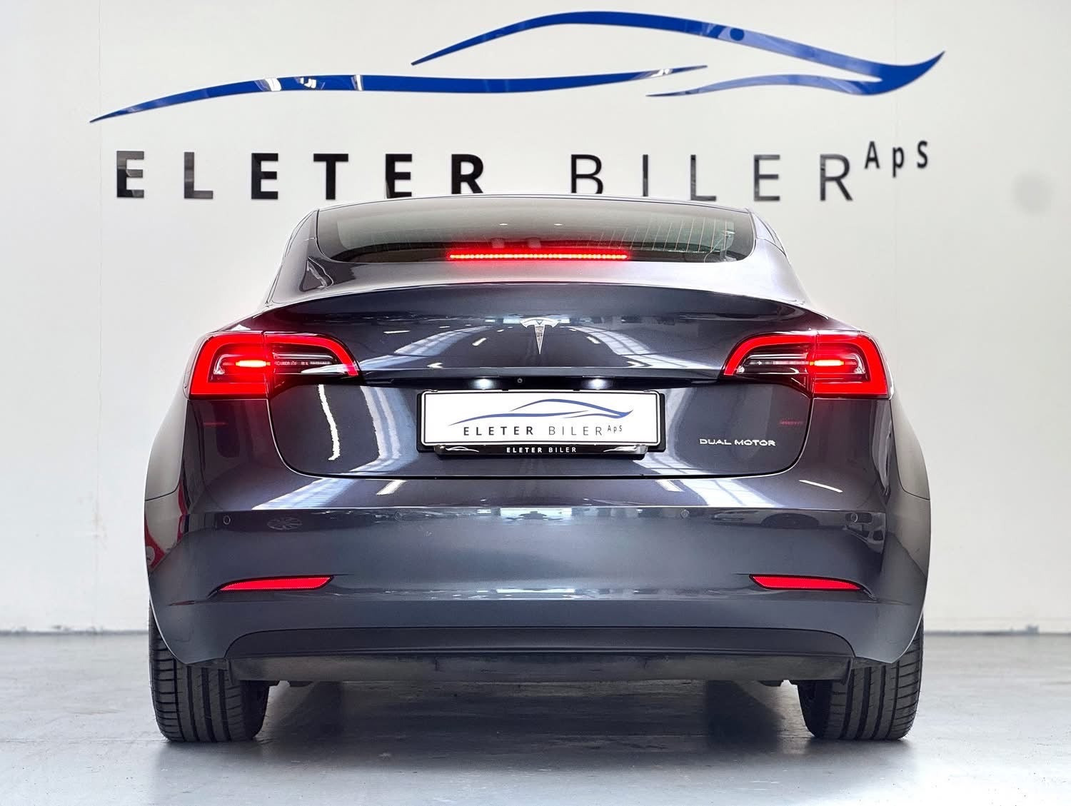 Sort Tesla Model 3 fra 2020