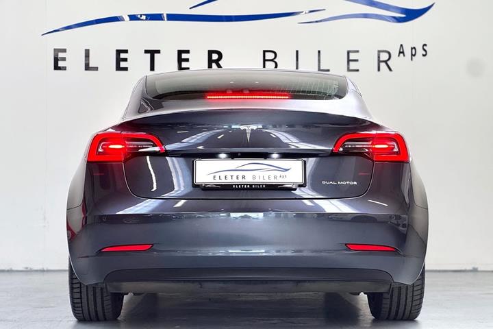 Sort Tesla Model 3 fra 2020