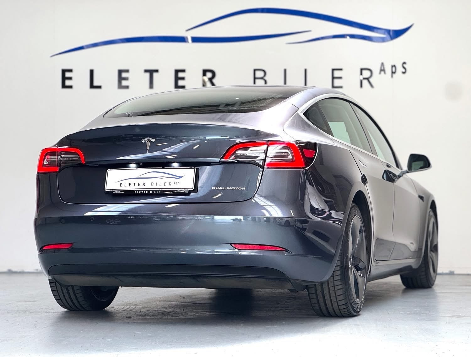 Sort Tesla Model 3 fra 2020