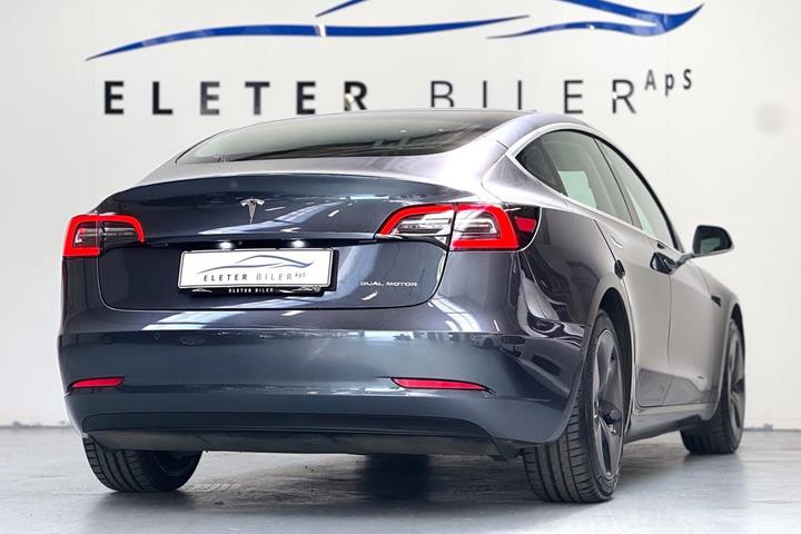 Sort Tesla Model 3 fra 2020