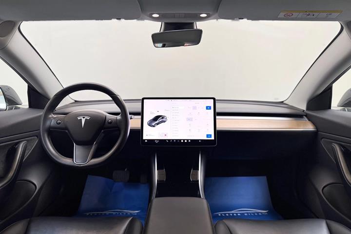 Sort Tesla Model 3 fra 2020