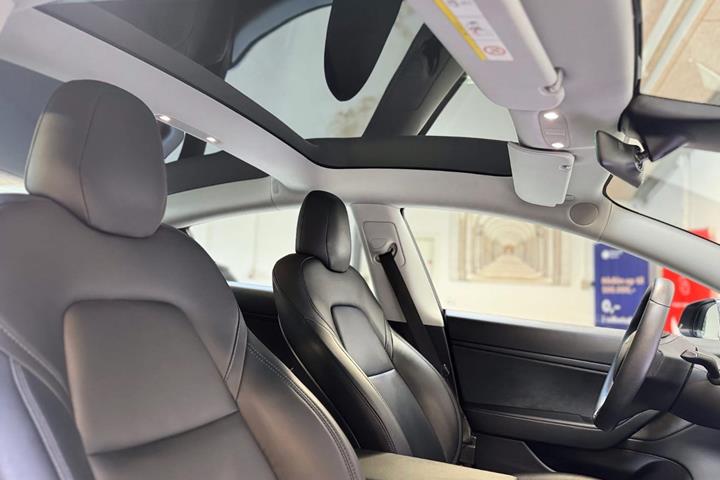 Sort Tesla Model 3 fra 2020