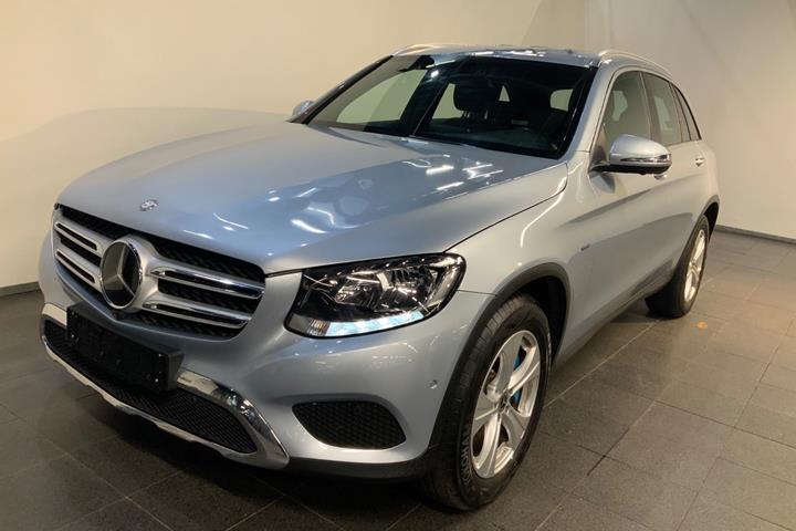 Sølv Mercedes GLC350 e fra 2017 set udefra
