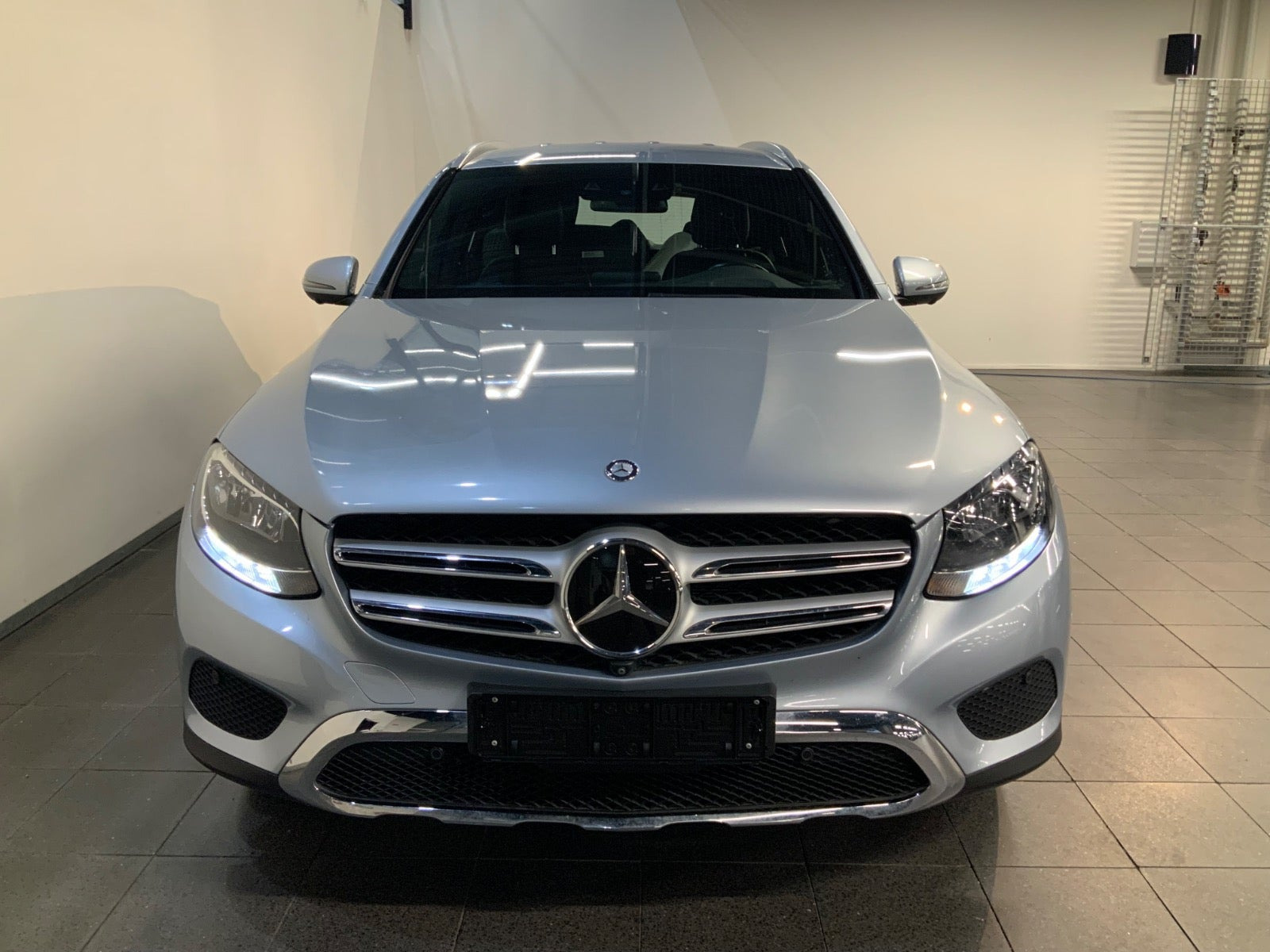 Sølv Mercedes GLC350 e fra 2017