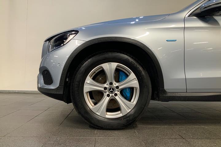 Sølv Mercedes GLC350 e fra 2017