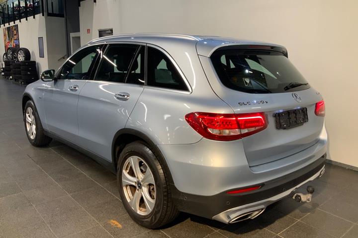 Sølv Mercedes GLC350 e fra 2017