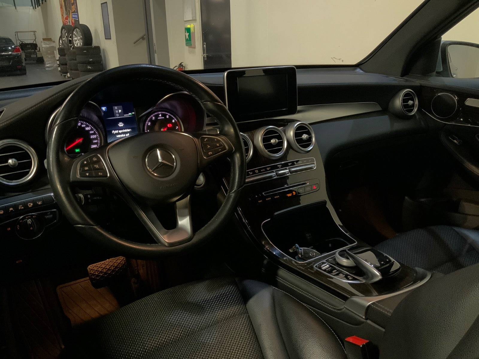 Sølv Mercedes GLC350 e fra 2017