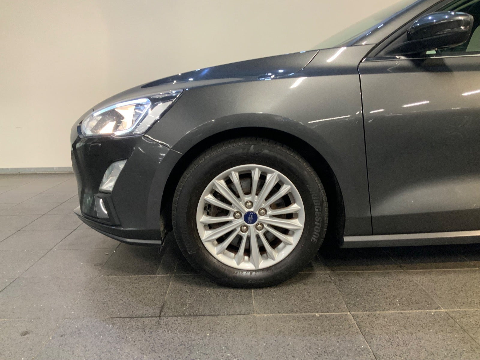 Grå Ford Focus fra 2019