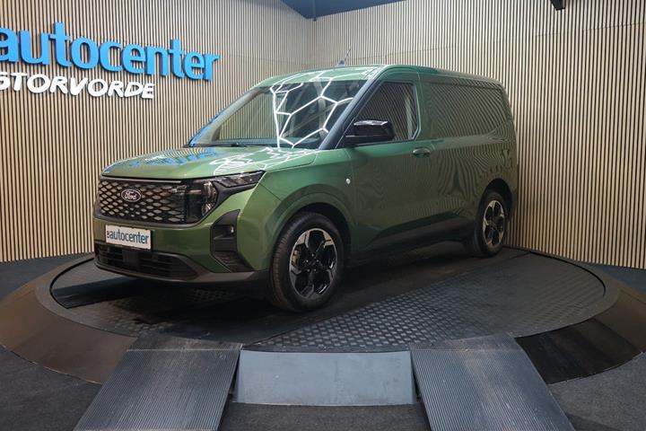 Grøn Ford E-Transit Courier fra 2025 set udefra