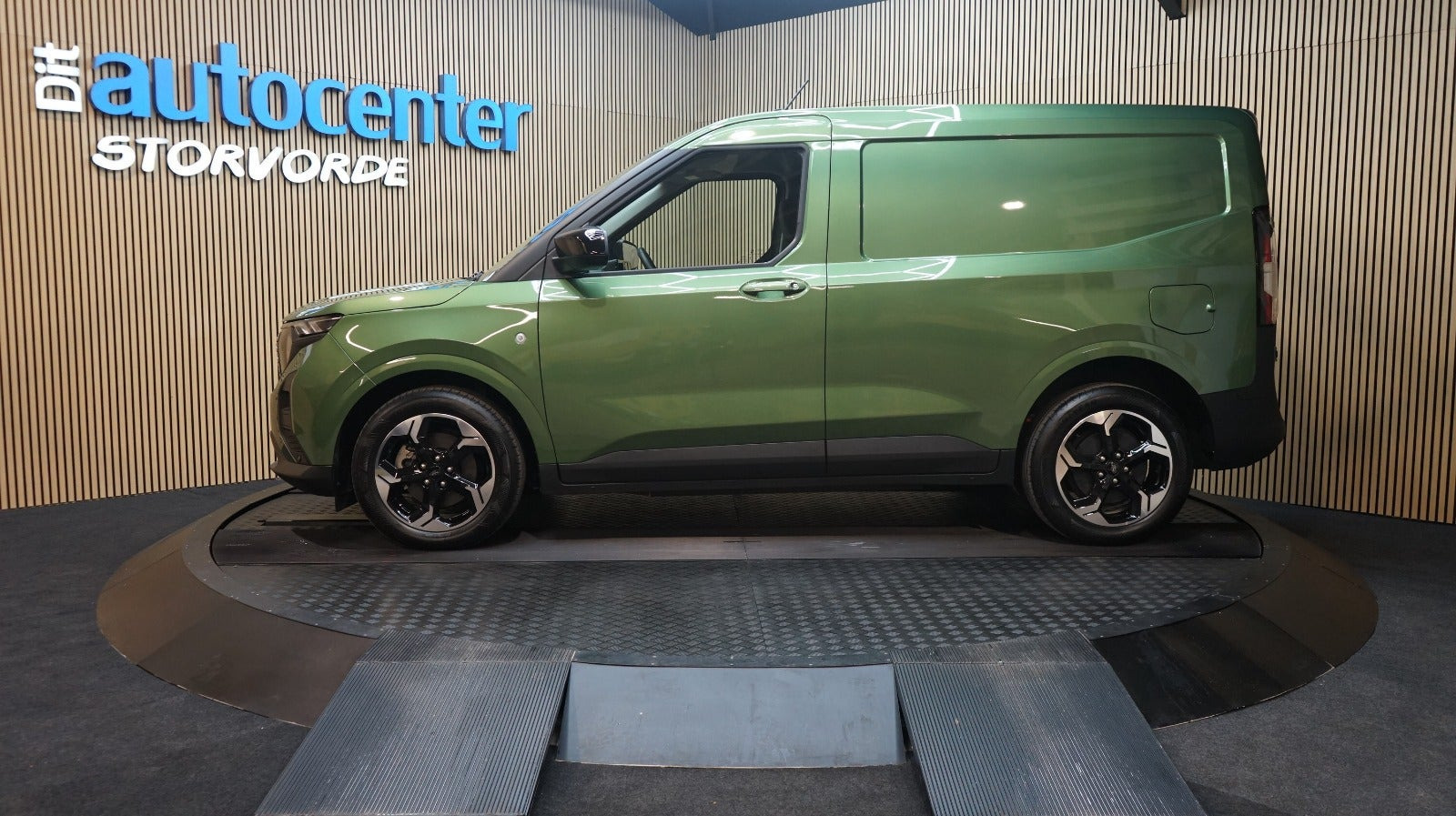 Grøn Ford E-Transit Courier fra 2025
