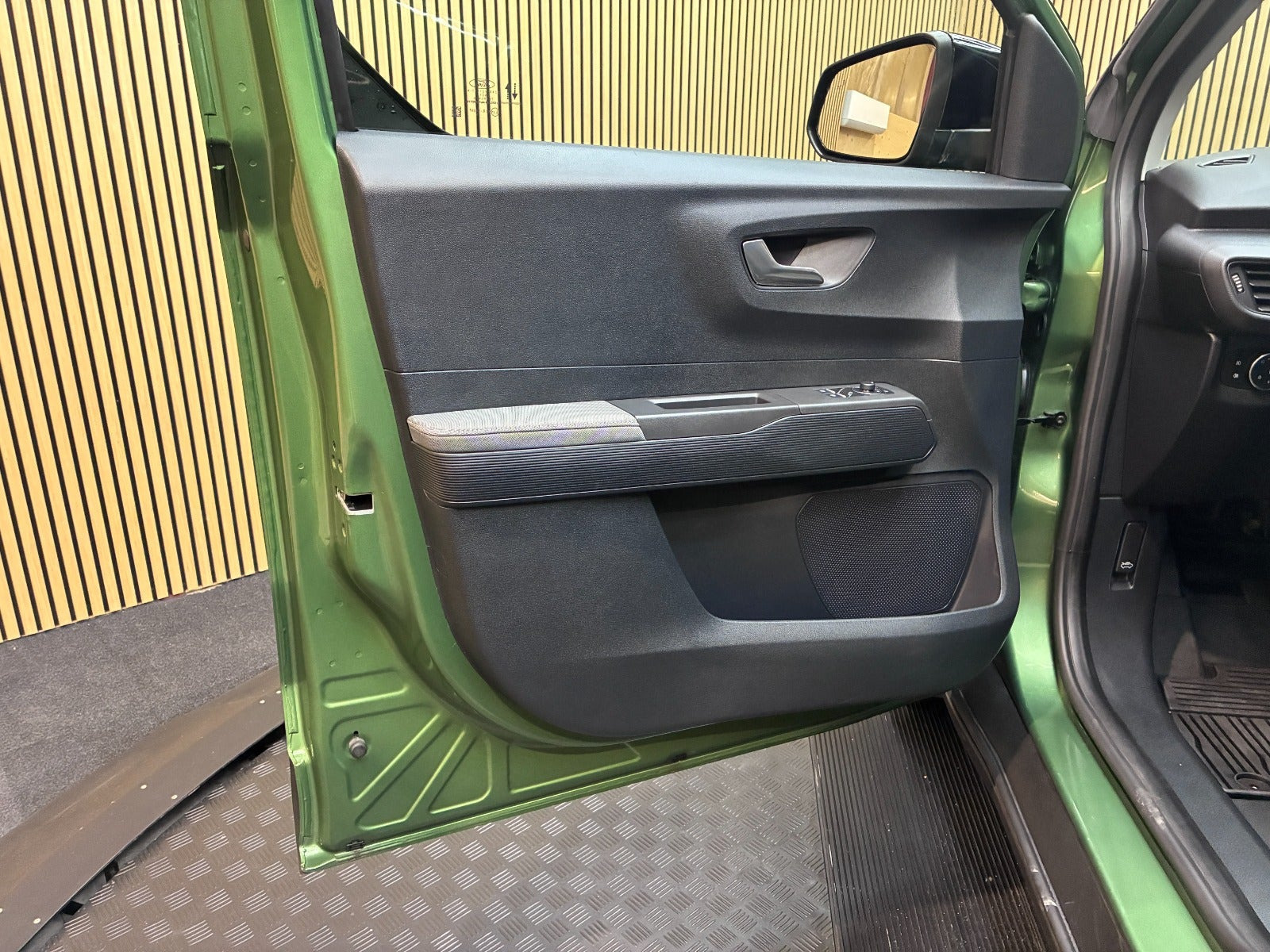 Grøn Ford E-Transit Courier fra 2025