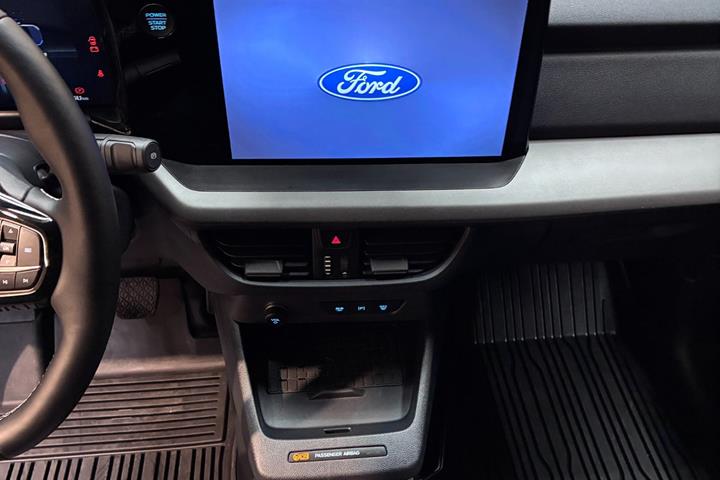 Grøn Ford E-Transit Courier fra 2025