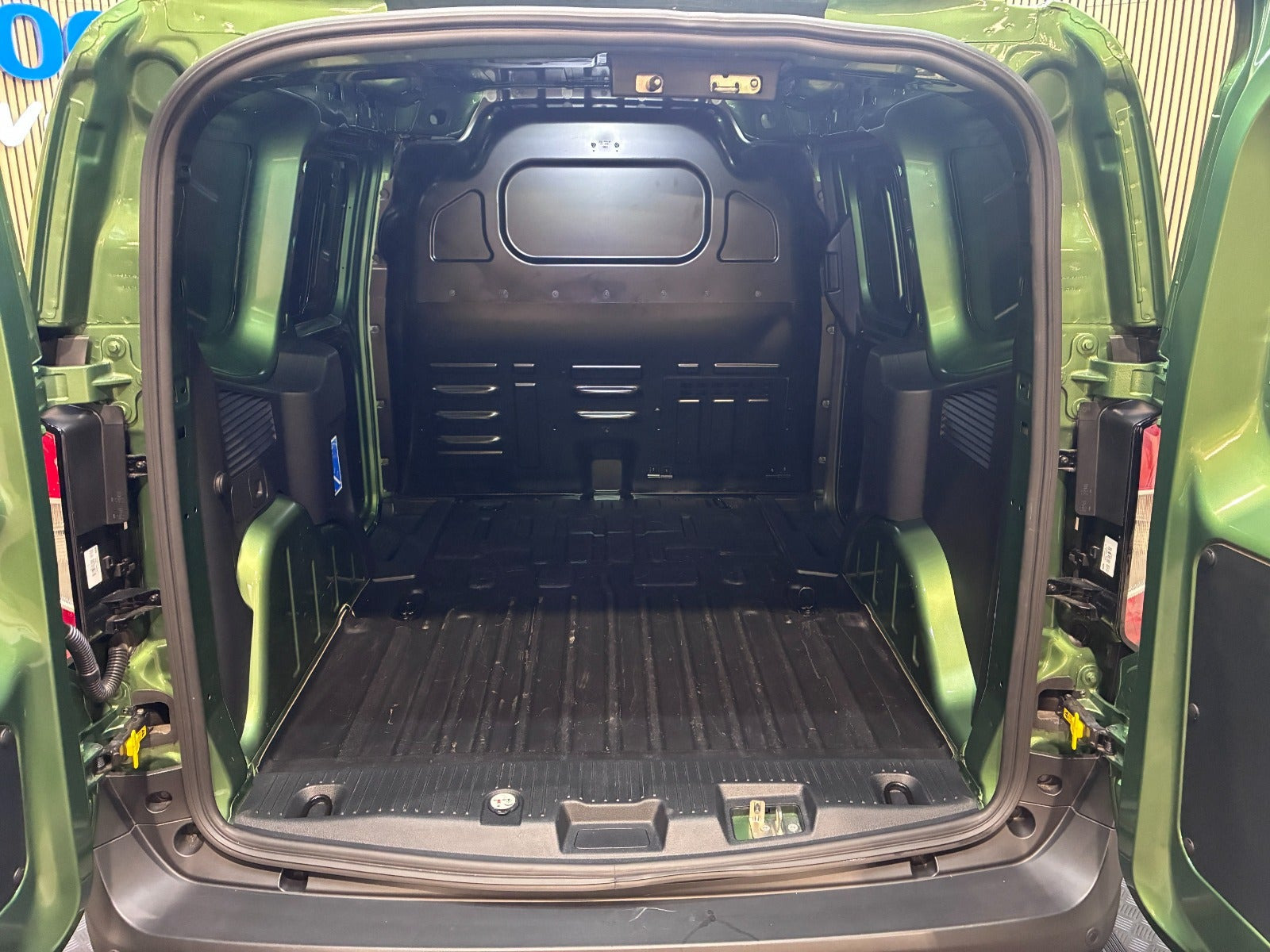 Grøn Ford E-Transit Courier fra 2025