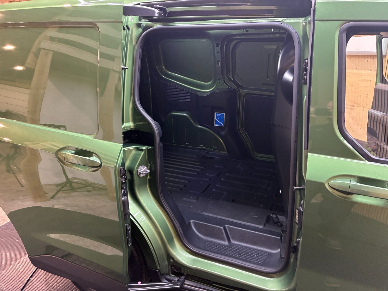 Grøn Ford E-Transit Courier fra 2025