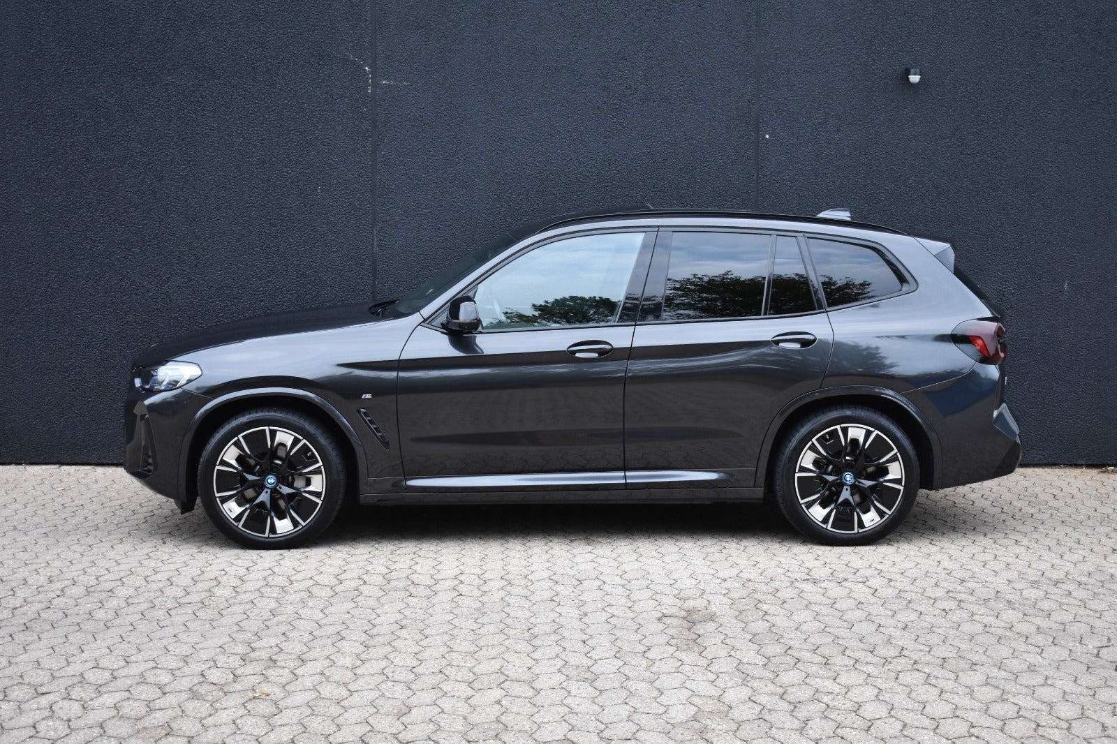 Grå BMW iX3 fra 2022