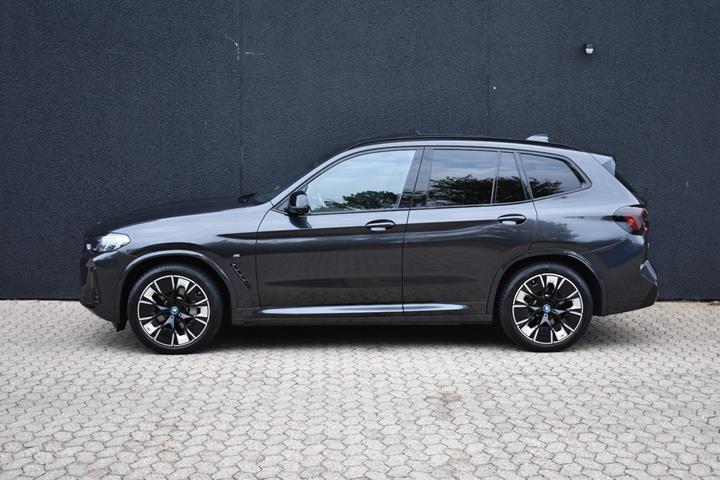 Grå BMW iX3 fra 2022