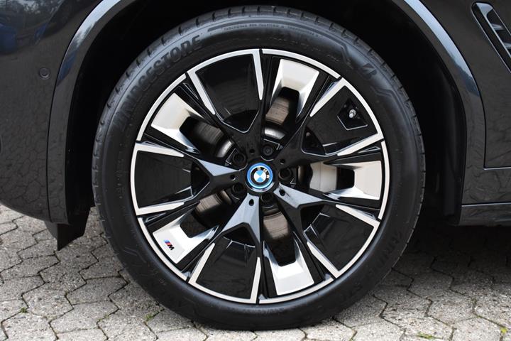 Grå BMW iX3 fra 2022