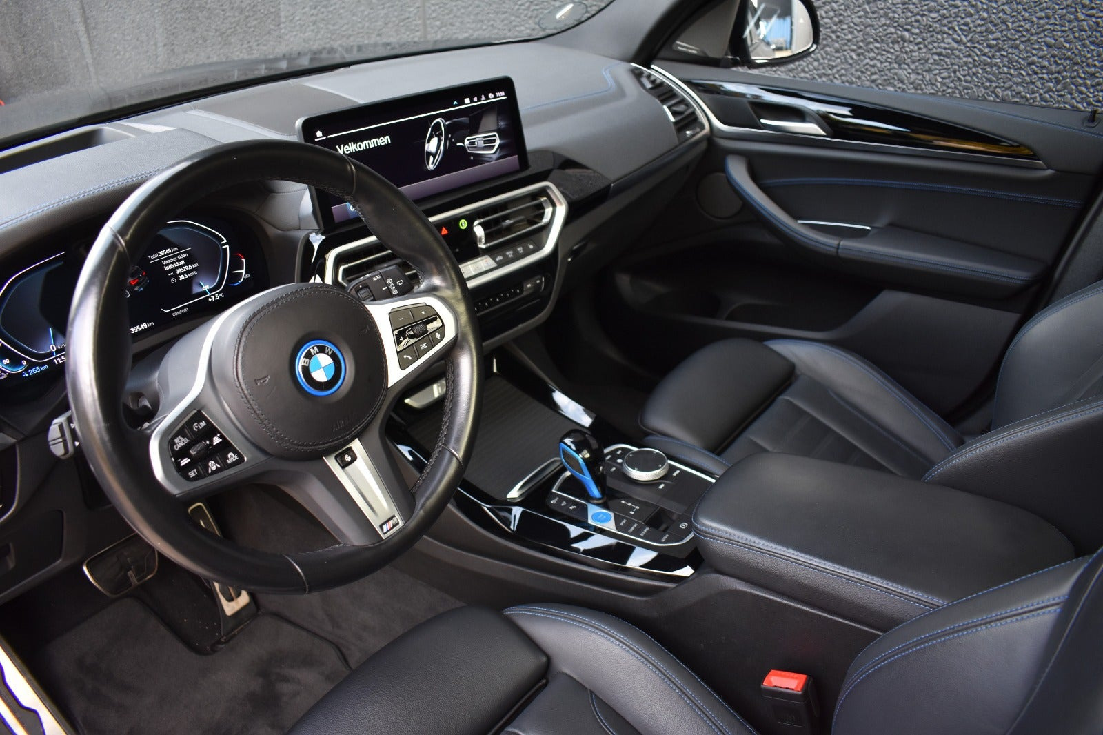 Grå BMW iX3 fra 2022