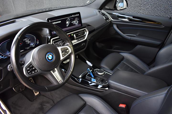 Grå BMW iX3 fra 2022