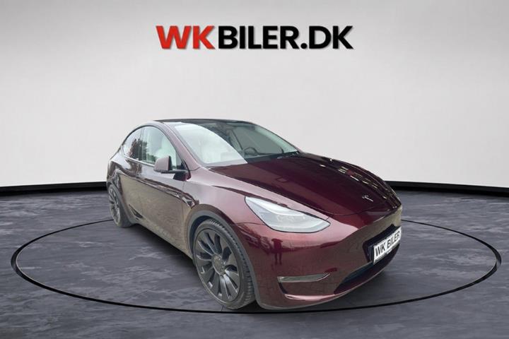 Rød Tesla Model Y fra 2024 set udefra