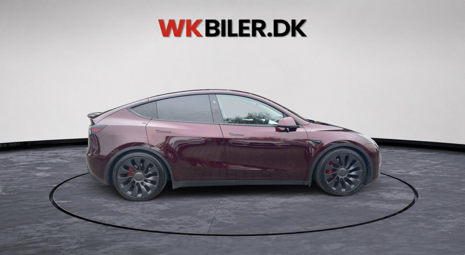 Rød Tesla Model Y fra 2024
